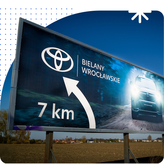Billboard Toyota Bielany Wrocławskie z nietypowym kierunkowskazem