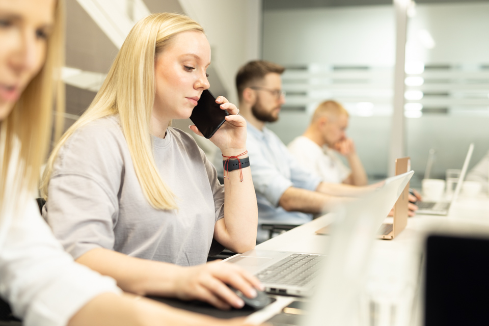 Specjalistka ZnajdźReklamę.pl rozmawia z klientem przez telefon